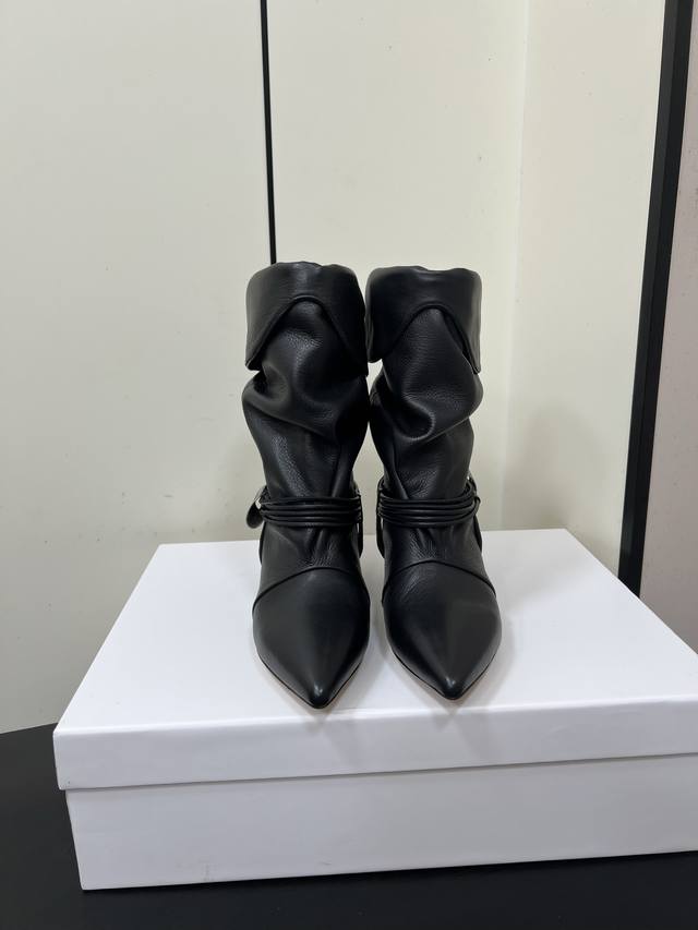 Isabel Marant 2025 ｜秋冬秀款褶皱吊坠短靴 秋季秀场不断重复出现的流苏、皮革等元素带给人浓浓的都市猎人的感觉 法国时髦品牌 独特设计风格织皮靴