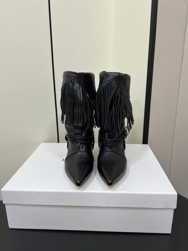 Isabel Marant 2025 ｜秋冬秀款流苏吊坠短靴 秋季秀场不断重复出现的流苏、皮革等元素带给人浓浓的都市猎人的感觉 法国时髦品牌 独特设计风格织皮靴