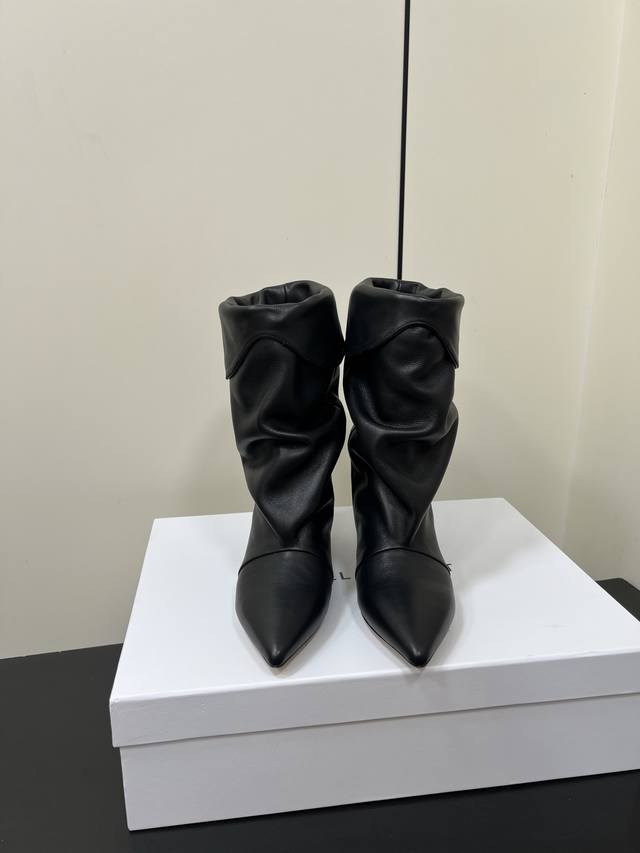 Isabel Marant 2025 ｜秋冬秀款褶皱短靴 秋季秀场不断重复出现的流苏、皮革等元素带给人浓浓的都市猎人的感觉 法国时髦品牌 独特设计风格织皮靴 每