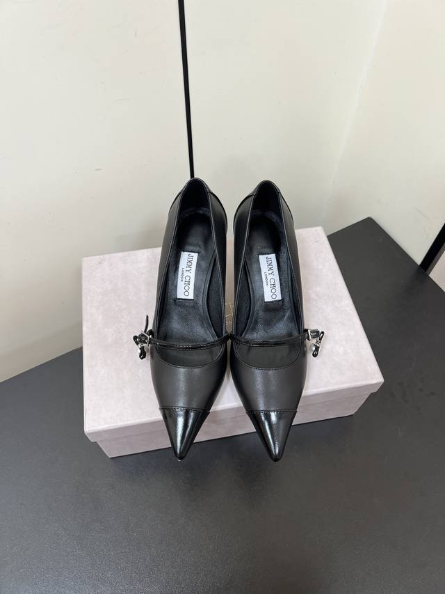 Jimmychoo2025Bs春夏新品 专柜最新Aren pump200 珍珠吊饰尖头高跟鞋 名媛气质款 上脚超级舒适的一款鞋，历久弥新，时髦魅力始于足下，悦享