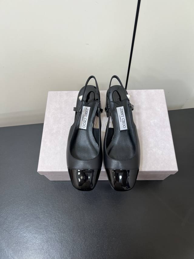 Jimmy Choo 周仰杰方头后空粗跟凉鞋 实在美爆了！真的对这种闪闪的东西毫无抵抗力 ，太惊艳了，怎么拍都看不够 高端品质！ 婚鞋佳选鞋履，平日穿搭首选之品
