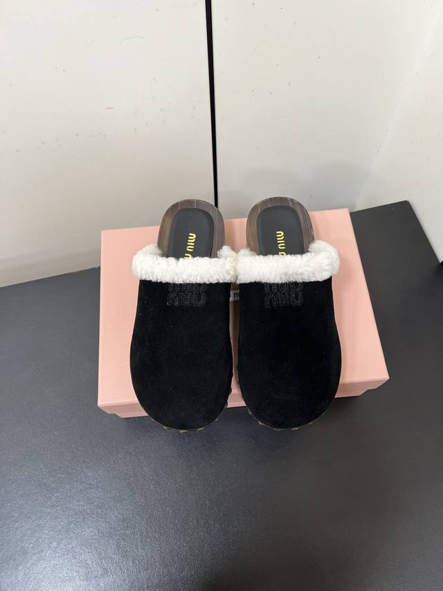 Miumiu 25Ss 秋冬走秀款 毛毛拖鞋 包头拖 这款永不过时的反绒皮 鞋饰有硬币与压花Miu徽标，彰显别具一格的经典格调 鞋头盖点缀皮革饰带与徽标雕花金属