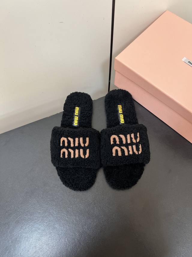 Miumiu 25Ss 秋冬新品毛拖～ 秋冬新宠 百搭时髦单品！ 不管居家还是外穿都是品味的象征性！ 秋冬搭配袜子 那更是太绝太绝了 进口澳洲真羊毛，手感细腻柔