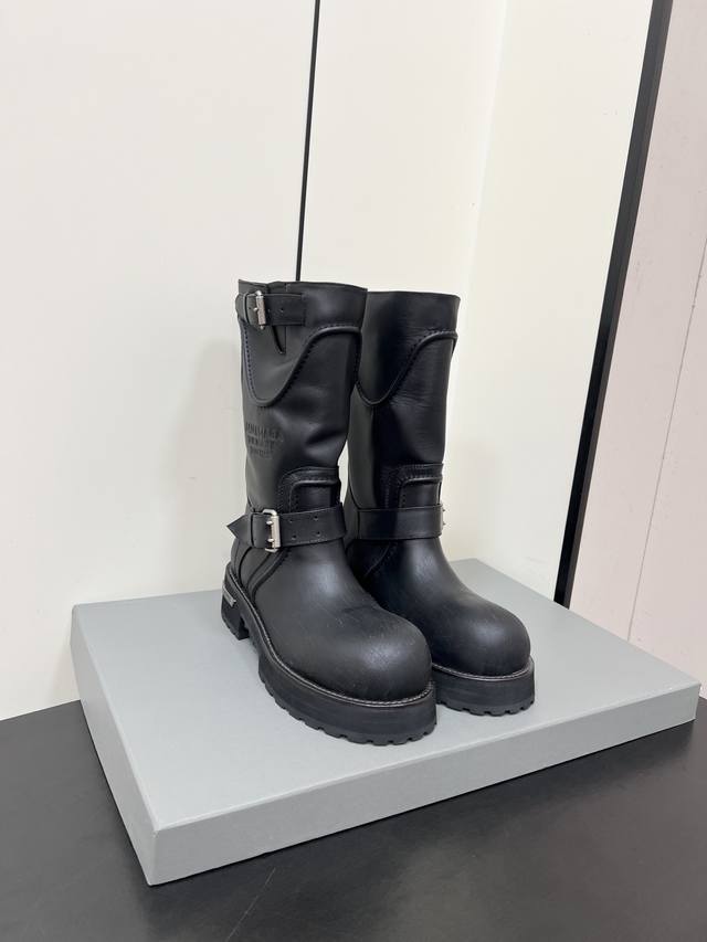 男款 Balenciaga巴黎世家情侣款 暗黑风格毒液靴 时尚宠儿又添一员大将！一出场就气场全开！ 独特的翻折设计，搭配搭配个性金属扣带，打破常规，每一步都走出
