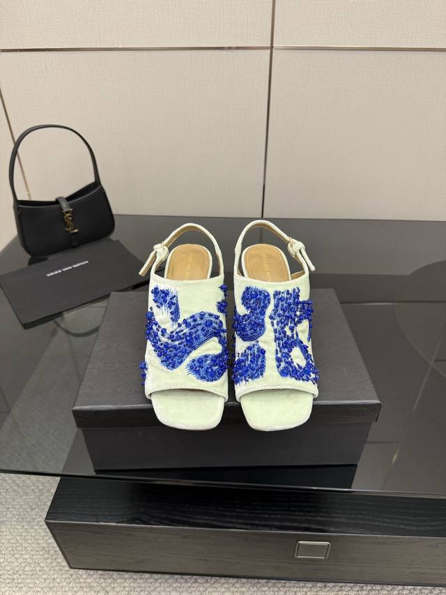 Dries Van Noten 25Ss 新款凉鞋 每一双都美的像艺术品 上脚一定是非常瞩目的单品 仙女们可以冲 当代女性应该自己拥有的“水晶鞋” 鞋面：绒布串