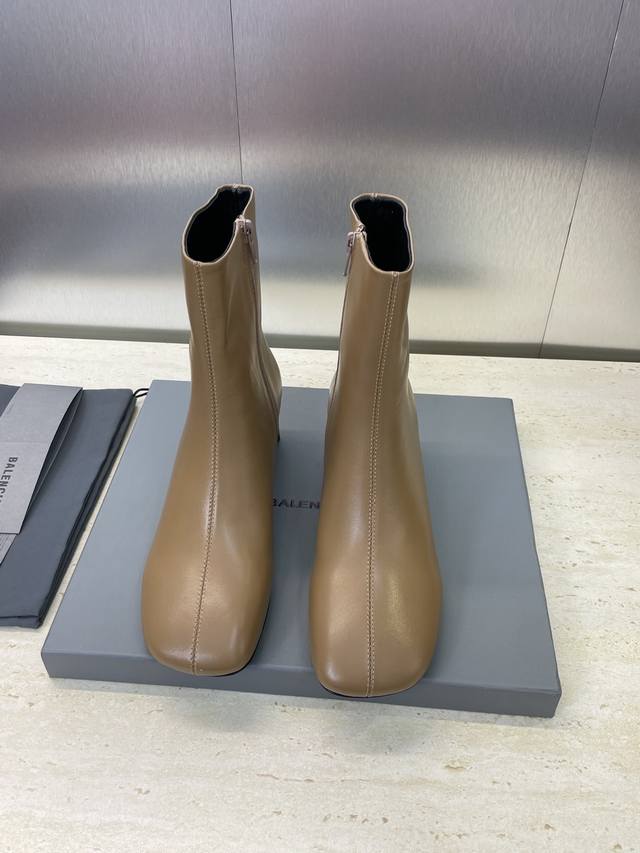 工厂p价p Balenciaga 2025秋冬新款及裸马丁女短靴 巴黎世家字母Logo中跟方头侧拉链机车骑士靴 材质：鞋面进口小牛皮+水染羊皮内里+意大 跟高：