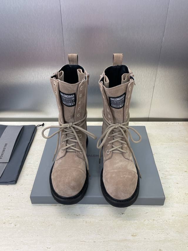 工厂p价p女码 男码 Balenciaga 2025秋冬新款情侣款系带短靴 巴黎世家字母Logo厚底低跟圆头侧拉链机车骑士军靴 材质：鞋面进口小牛皮 进口羊猄麂