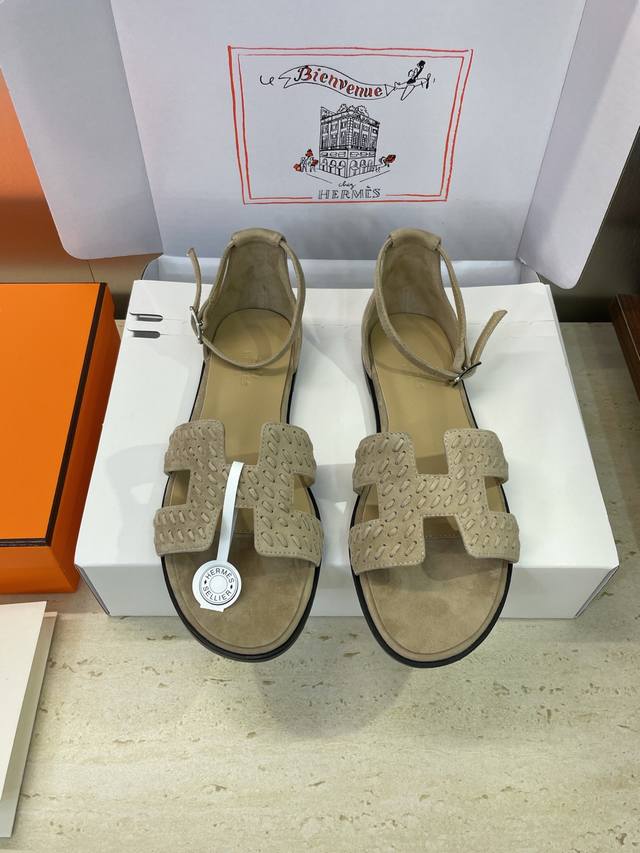 工厂p价p 爱马仕 Hermes 2025春夏新色经典款 Santorini 拼色工字拖女鞋 H家平底圆头一圈带露趾中空凉鞋 材质：鞋面进口羊猄皮+水染牛皮内里