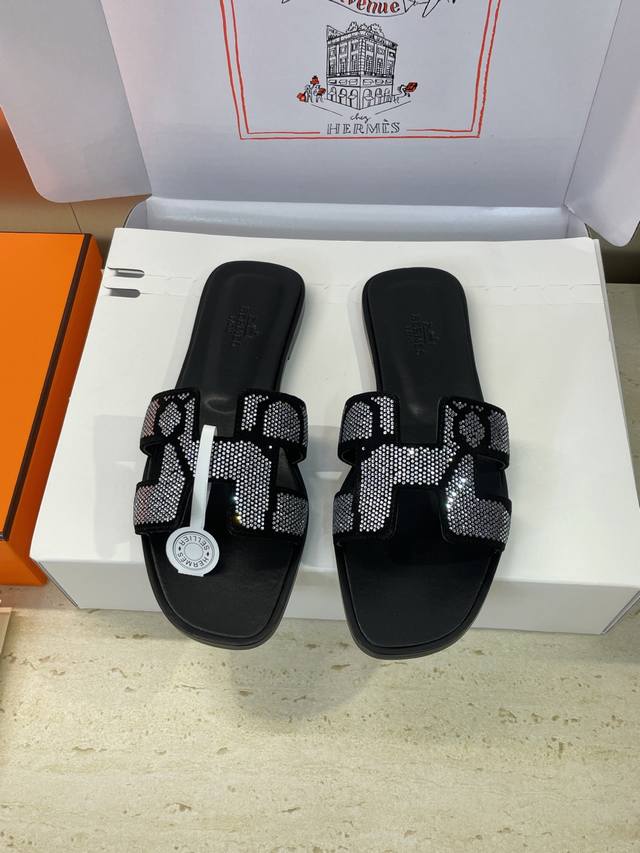 工厂p价p 莞货 代购级 爱马仕 Hermes 2025 春夏新色经典款 Oran粗跟拼色工字拖水钻女鞋 H家平底圆头露趾凉拖鞋 材质：鞋面进口羊猄皮+水染牛皮