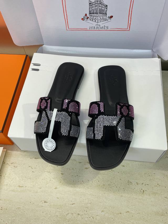 工厂p价p 莞货 代购级 爱马仕 Hermes 2025 春夏新色经典款 Oran粗跟拼色工字拖水钻女鞋 H家平底圆头露趾凉拖鞋 材质：鞋面进口羊猄皮+水染牛皮