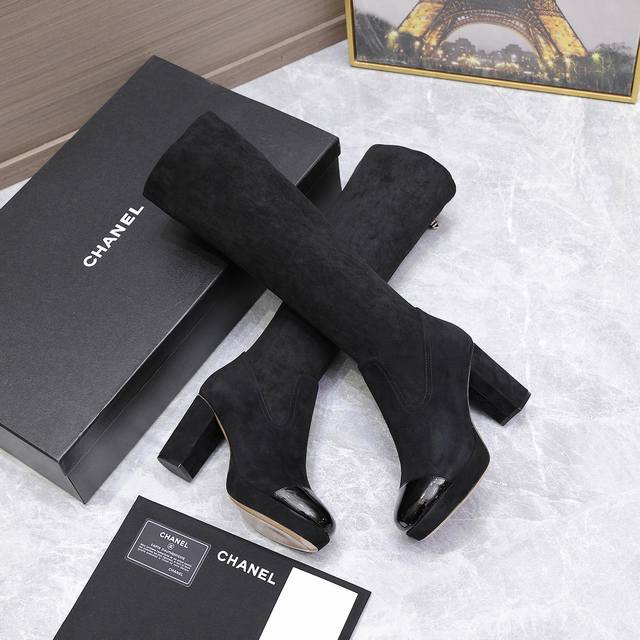 Chanel｜小香秋冬经典款弹力靴 全网最好穿的一款靴子 脚感很舒适 皮质超级柔软 尤其颜色主打秋冬它的出现就是焦点， 秋冬衣橱中任意场合都适用百搭单品！ 鞋面