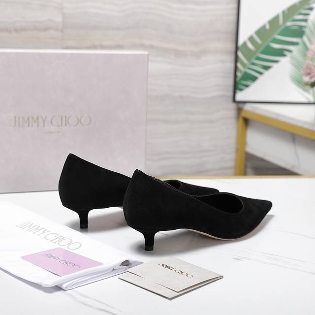 jimmy Choo 吉米周经典钻石链条 尖头玛丽珍单鞋 完美楦型 美到移不开视线 鞋型做的非常秀气 不会过分窄长 内部空间很足 让脚趾能足够的放松 水钻在脚背