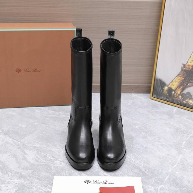 代购级 Loro piana 诺悠翩雅 L S秋冬新款 Kilda长靴 这款标志性长靴采用进口小牛皮材质，赋予其质朴而独特的复古美感。休闲而精致的款式既适合都市