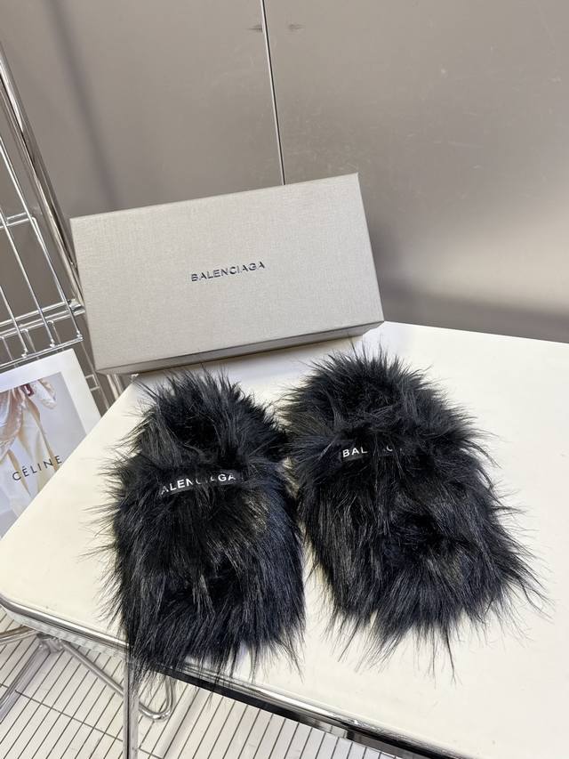 Balenciaga巴黎世家秋冬最新款毛毛拖 时装博主与欧美明星大爱款 冬季必备款 时尚却不过分张扬鞋面内里定制特殊假毛 特别的蓬松柔软、亲肤脚感特别舒服 精致