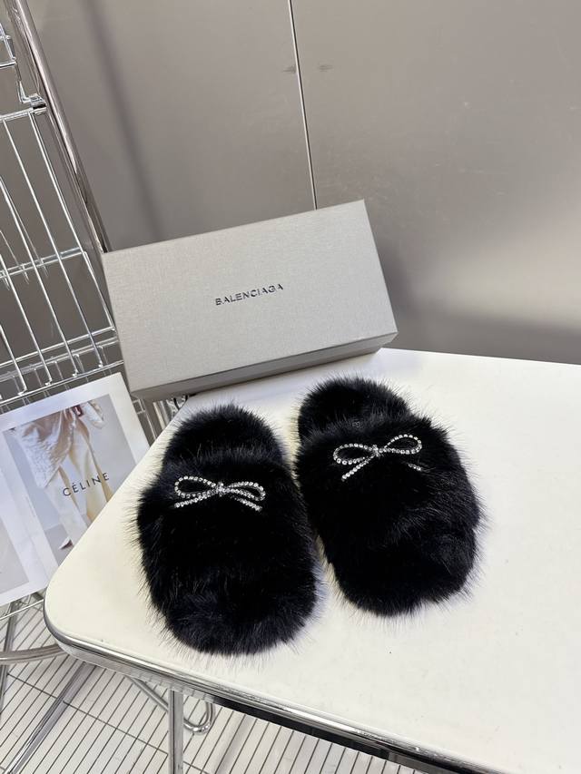 Balenciaga巴黎世家秋冬最新款蝴蝶结毛毛拖 时装博主与欧美明星大爱款 冬季必备款 时尚却不过分张扬鞋面内里假狐狸毛 特别的蓬松柔软、亲肤脚感特别舒服 精