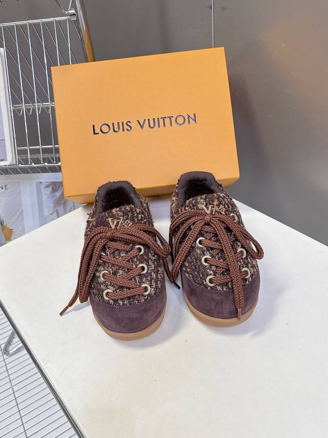 Louis Vuitton路易威登最新走秀款Yeti 胖丁 丑萌面包鞋 以绒面牛皮革为基底，局部压印Nigo重绎的Lv Damier图案，巧妙呼应中国入室脱鞋传