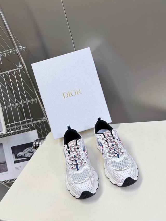 Dior迪奥Chrono系列运动鞋 太古汇Rmb11870购入开发 这款Dior Chrono运动鞋延续经久不衰的轮廓，采用网纱精心制作，所以上脚会特别的舒服哦
