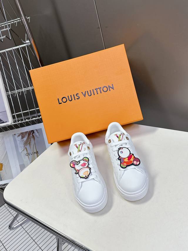 Louis Vuitton路易威登情侣款小白鞋 超多网红时尚博主种草 简约的鞋型格板设计 品牌Logo压花 五金扣 老花拼接 鞋舌的 Lv Circle 橡胶贴