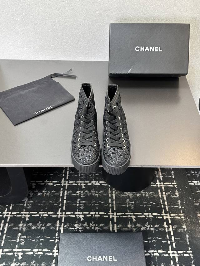毛里65 Chanel 香奈儿2025S秋冬系列细带镂空电绣短靴 鞋面经典雕花刺绣，靴简沿用了香奈儿的经典搭配，小美美特别喜欢，这是香奈儿今年秋冬打造的爆款，容