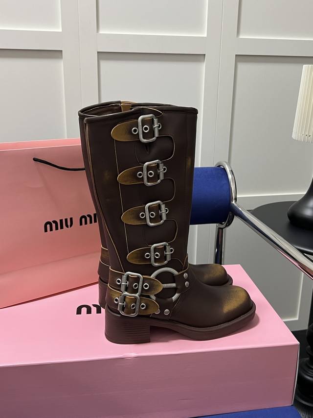 橙子出厂价 Miumiu 缪缪秋冬新款 复古风皮带扣方头粗跟长靴 马丁靴 机车靴 重塑90年代风格，朋克风十足，今年最值得入手的靴子，没有之一！！！鞋头采用方头