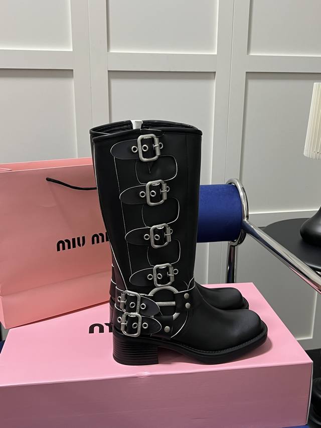 橙子出厂价 Miumiu 缪缪秋冬新款 复古风皮带扣方头粗跟长靴 马丁靴 机车靴 重塑90年代风格，朋克风十足，今年最值得入手的靴子，没有之一！！！鞋头采用方头