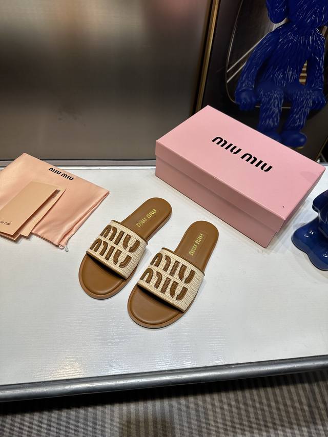 橙子出厂价 Miumiu 缪缪 春夏新款 圆头平底拖鞋 Zp开发 原版拆卸，细节对版秒杀市面普通版本，Miumiu真的太少女啦！皮质超级软糯 舒适度超高！ 鞋面