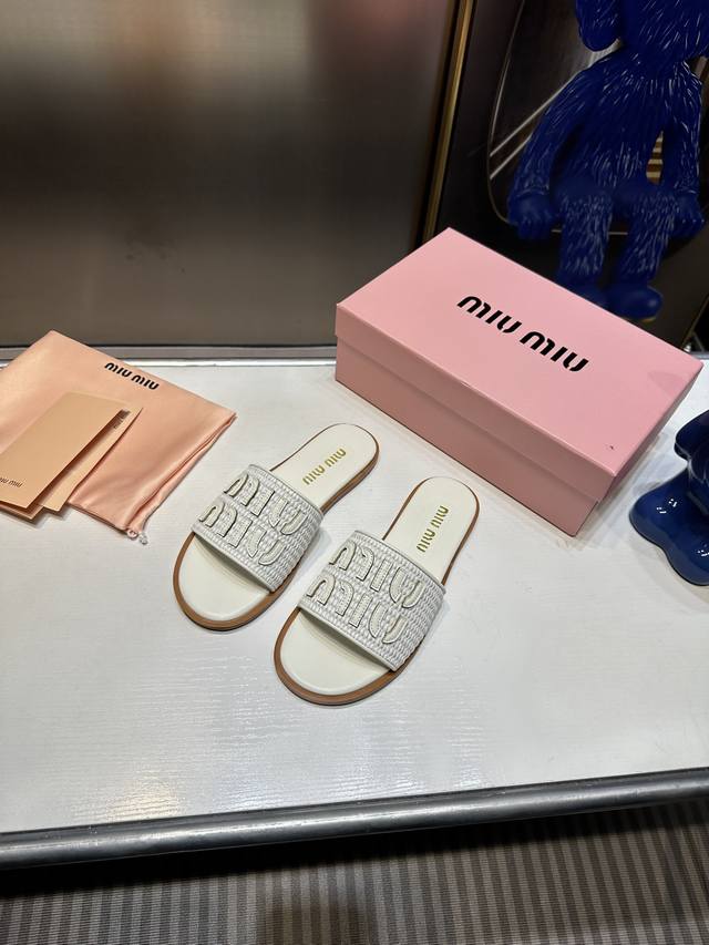橙子出厂价 Miumiu 缪缪 春夏新款 圆头平底拖鞋 Zp开发 原版拆卸，细节对版秒杀市面普通版本，Miumiu真的太少女啦！皮质超级软糯 舒适度超高！ 鞋面