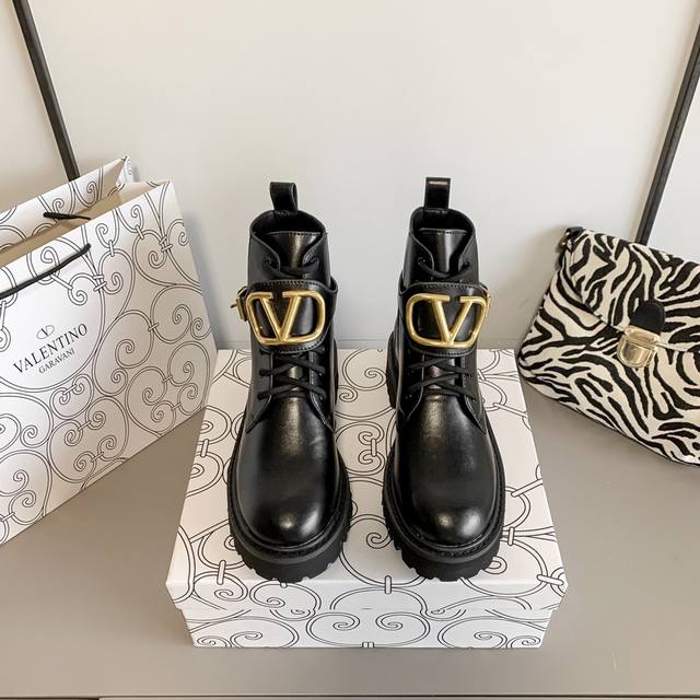 橙子出厂价 Valentino 华伦天奴 秋冬新款 金属v扣系带短靴 马丁靴 小红书秋冬热搜短靴 纯欲穿搭 码数：35-40