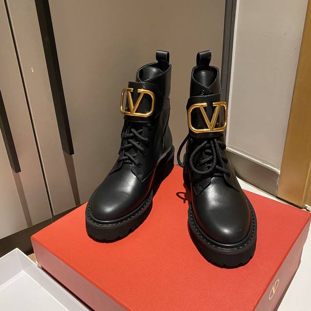 橙子出厂价 Valentino 华伦天奴 秋冬新款 金属v扣系带短靴 马丁靴 小红书秋冬热搜短靴 纯欲穿搭 码数：35-40