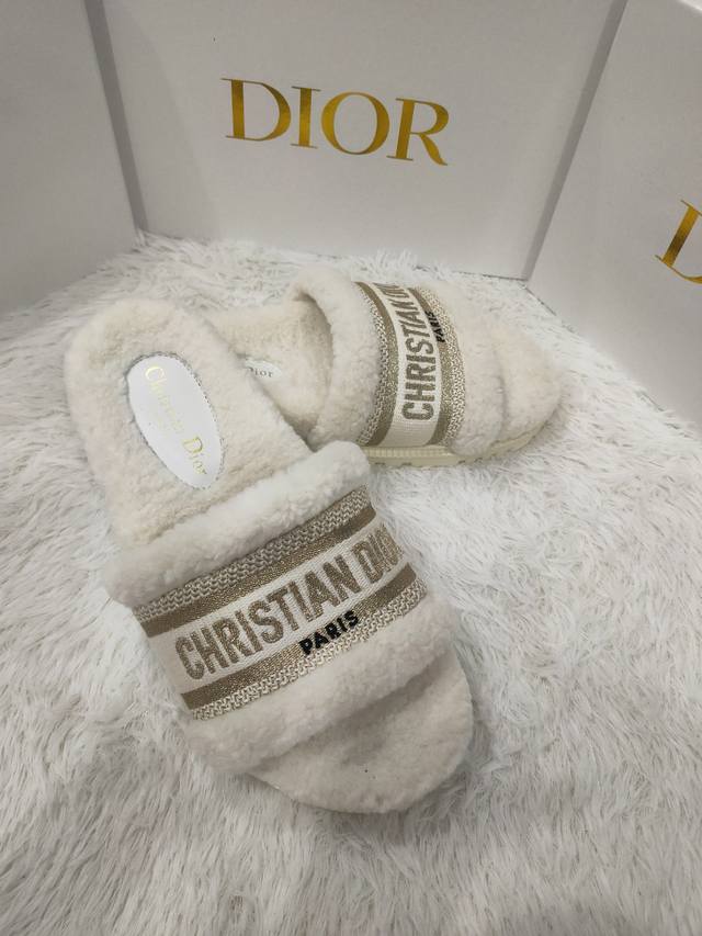 橙子出厂价 Dior 迪奥 秋冬新款刺绣字母毛毛拖鞋 刺绣提花电绣毛毛拖鞋 ～搭配袜子更是绝绝子 简约大方 一点也不挑人的毛拖，深受穿搭博主的喜爱 定制高密度刺