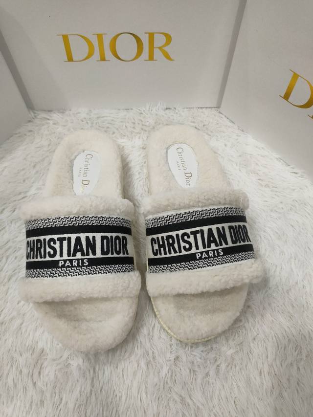 橙子出厂价 Dior 迪奥 秋冬新款刺绣字母毛毛拖鞋 刺绣提花电绣毛毛拖鞋 ～搭配袜子更是绝绝子 简约大方 一点也不挑人的毛拖，深受穿搭博主的喜爱 定制高密度刺
