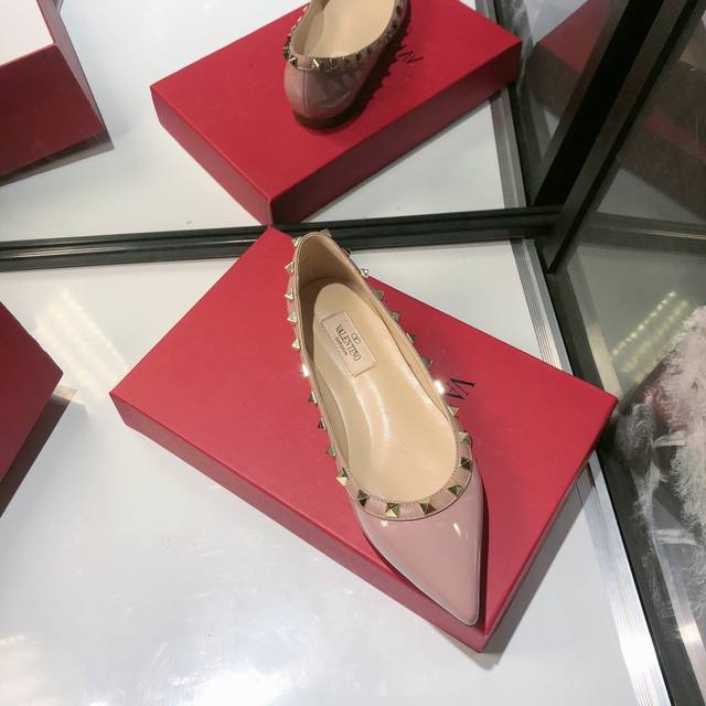 橙子出厂价 Valentino 华伦天奴经典款 铆钉尖头平底单鞋 码数：34-42