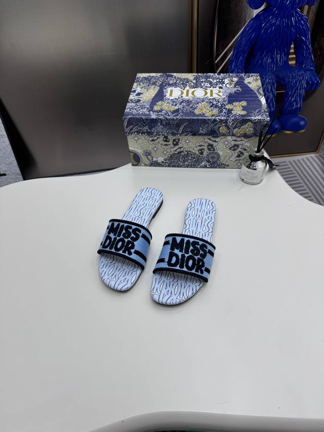 橙子出厂价 新款迪奥miss Dior 系列平底拖鞋 字母刺绣logo拼色一字拖鞋 经典上乘美艳力作 Dior专柜最火春夏系列 兼备气质 时尚 经典耐看的设计风