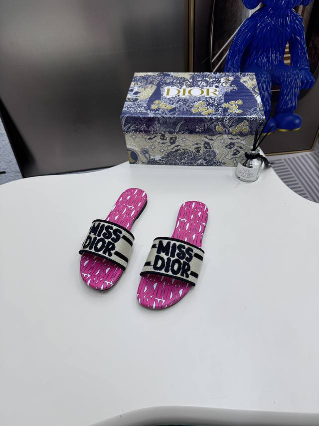 橙子出厂价 新款迪奥miss Dior 系列平底拖鞋 字母刺绣logo拼色一字拖鞋 经典上乘美艳力作 Dior专柜最火春夏系列 兼备气质 时尚 经典耐看的设计风