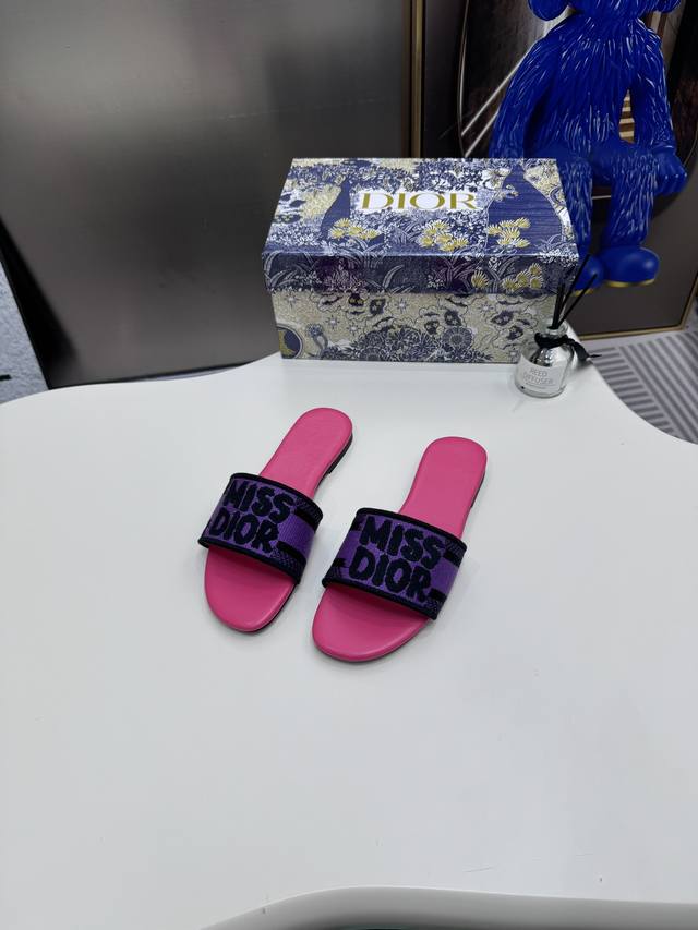 橙子出厂价 新款迪奥miss Dior 系列平底拖鞋 字母刺绣logo拼色一字拖鞋 经典上乘美艳力作 Dior专柜最火春夏系列 兼备气质 时尚 经典耐看的设计风