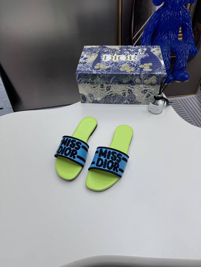 橙子出厂价 新款迪奥miss Dior 系列平底拖鞋 字母刺绣logo拼色一字拖鞋 经典上乘美艳力作 Dior专柜最火春夏系列 兼备气质 时尚 经典耐看的设计风