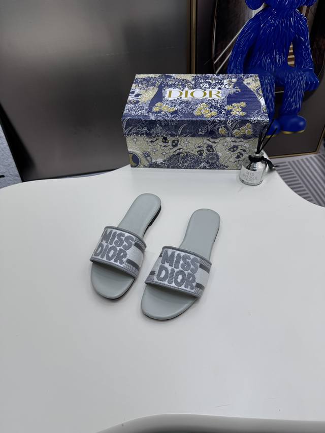 橙子出厂价 新款迪奥miss Dior 系列平底拖鞋 字母刺绣logo拼色一字拖鞋 经典上乘美艳力作 Dior专柜最火春夏系列 兼备气质 时尚 经典耐看的设计风