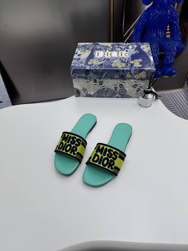 橙子出厂价 新款迪奥miss Dior 系列平底拖鞋 字母刺绣logo拼色一字拖鞋 经典上乘美艳力作 Dior专柜最火春夏系列 兼备气质 时尚 经典耐看的设计风