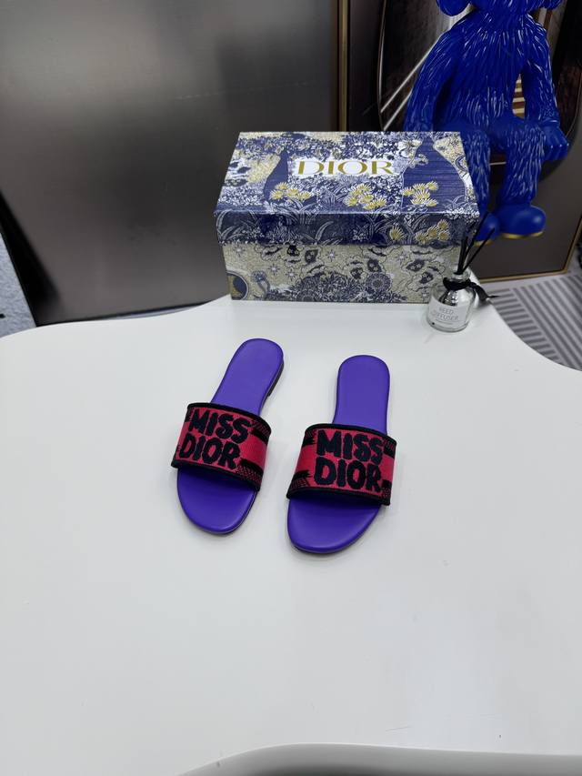 橙子出厂价 新款迪奥miss Dior 系列平底拖鞋 字母刺绣logo拼色一字拖鞋 经典上乘美艳力作 Dior专柜最火春夏系列 兼备气质 时尚 经典耐看的设计风