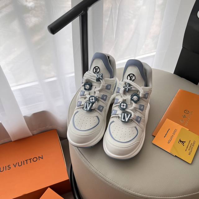 橙子出厂价 Louis Vuitton 路易威登 Lv休闲老爹鞋 弓形运动鞋 #饰扣版 大胆的前卫设计上富有个性的波浪形大底，风骚整个时尚圈，超符合新潮流新趋势