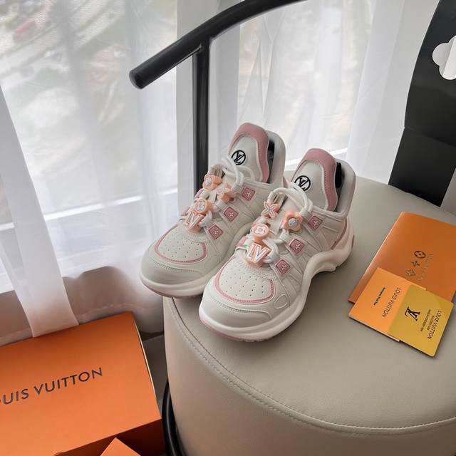 橙子出厂价 Louis Vuitton 路易威登 Lv休闲老爹鞋 弓形运动鞋 #饰扣版 大胆的前卫设计上富有个性的波浪形大底，风骚整个时尚圈，超符合新潮流新趋势