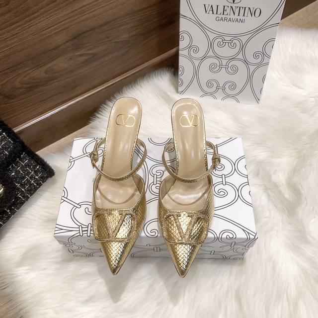 橙子出厂价 Valentino 华伦天奴经典款 蛇纹系列 水钻v扣尖头高跟凉鞋 高跟拖 细跟凉鞋 跟高：8Cm 码数：34-42