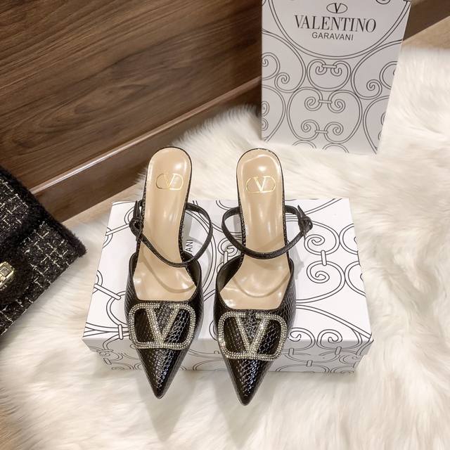 橙子出厂价 Valentino 华伦天奴经典款 蛇纹系列 水钻v扣尖头高跟凉鞋 高跟拖 细跟凉鞋 跟高：8Cm 码数：34-42