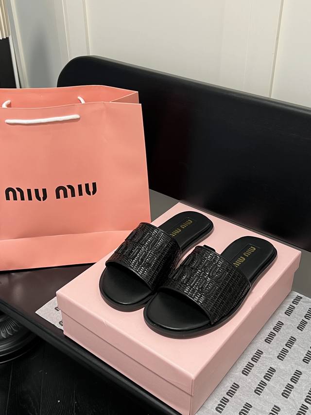 橙子出厂价 Miumiu 缪缪 春夏新款 圆头平底拖鞋 平底微标凉鞋拖鞋简约大气时髦耐看不过时是时尚圈永不退潮的经典所在，复古的英伦风格，让你穿出不一样的气质