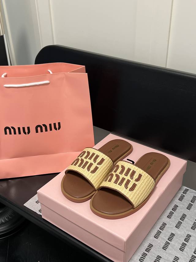 橙子出厂价 Miumiu 缪缪 春夏新款 圆头平底拖鞋 平底微标凉鞋拖鞋简约大气时髦耐看不过时是时尚圈永不退潮的经典所在，复古的英伦风格，让你穿出不一样的气质