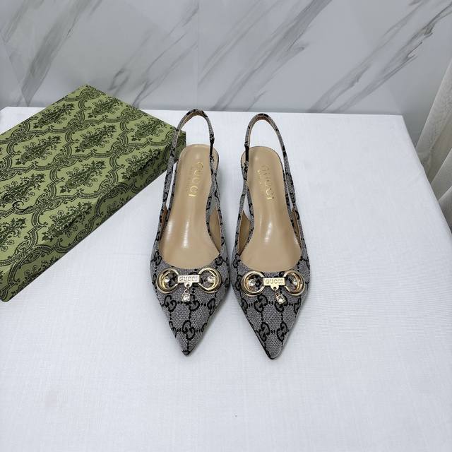 橙子出厂价 Gucci 古驰 新款 水钻马衔扣尖头后空低跟凉鞋 经典gucci作为品牌的标志性象征，标识元素以新颖别致的方式不断为单品带来更多新意，每一个标识都