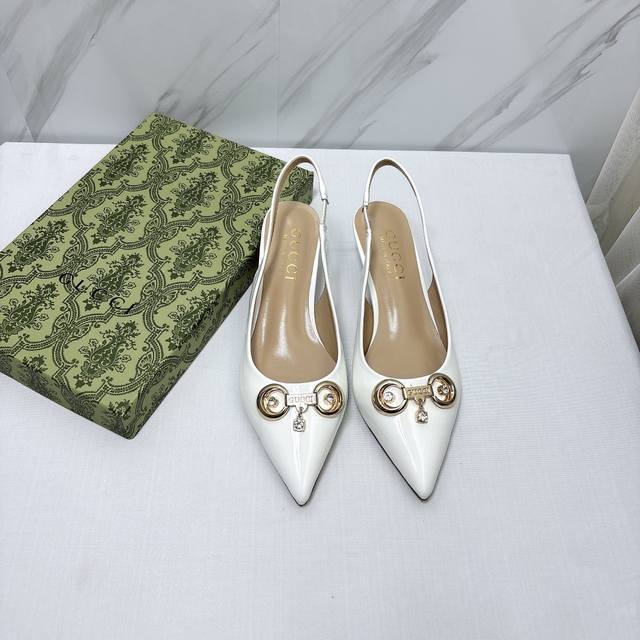 橙子出厂价 Gucci 古驰 新款 水钻马衔扣尖头后空低跟凉鞋 经典gucci作为品牌的标志性象征，标识元素以新颖别致的方式不断为单品带来更多新意，每一个标识都