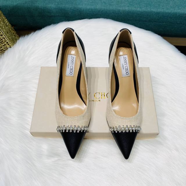 橙子出厂价 Jimmy Choo 周仰杰 Jc水晶扣饰高跟鞋 细跟单鞋 鞋面采用进口超迁皮和麻布设计，非常百搭的设计灵感，搭配进口奥钻闪亮水晶扣饰，全新的一字型
