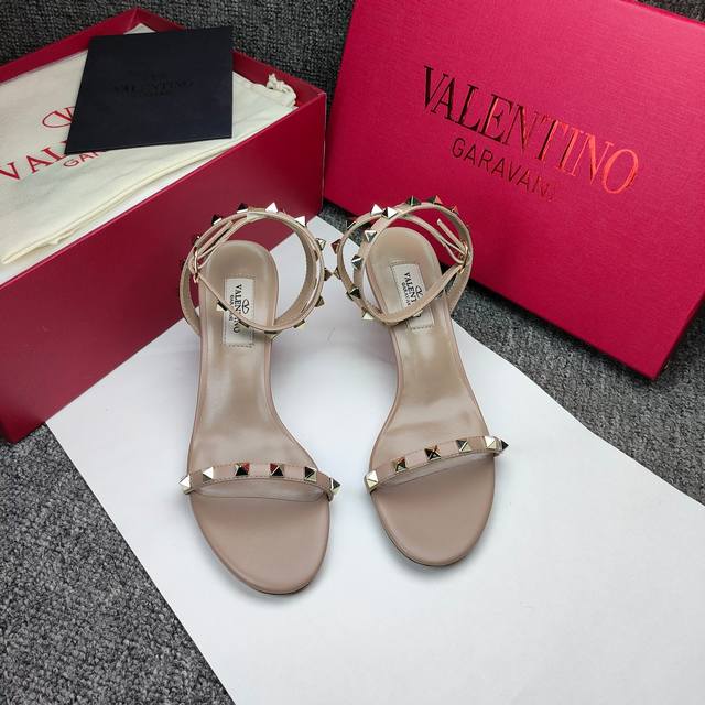 橙子出厂价 Valentino 华伦天奴 铆钉一字带高跟凉鞋 细跟凉鞋 跟高：7Cm 码数：34-42