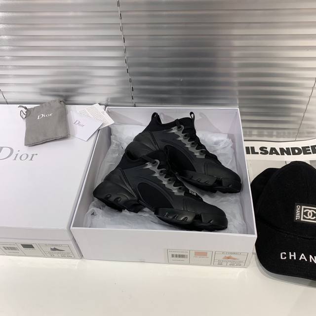 橙子出厂价 Dior 迪奥经典款老爹鞋 运动鞋 全新系列灵感由dior主设计师让礼服上的织带与优雅的巧妙结合在完美鞋型上，超级经典好看！鞋面原版进口定制莱卡面配